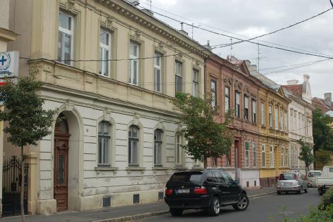tektúráját. Az acél oszlopokkal alátámasztott, egységes belsõ csarnoktereket a legutóbbi idõkben kisebb terekre osztották.