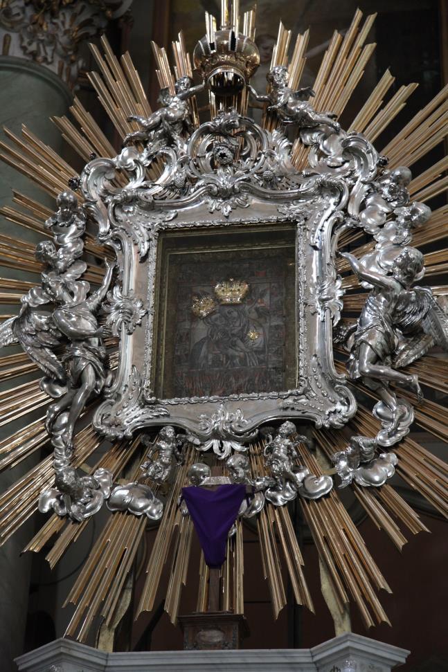 82 6. Radnai kegyoltár: 17. sz. itáliai nyomat Joseph Moser ezüstkeretében (1771) (Korhecz Papp Zs. felv.) Az újonnan épített barokk templomok belső kiképzésében kétféle típust különböztethetünk meg.