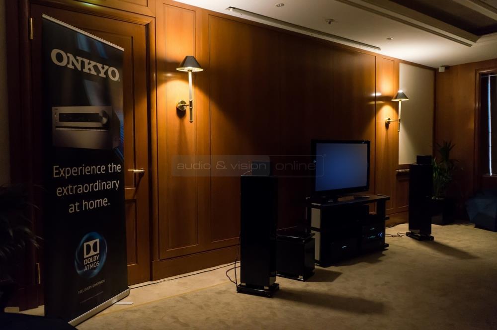 Dolby Atmos bemutató az Onkyo-val, Münchenben Az Onkyo hazai képviseletének az Aida Audio-nak meghívására ellátogattunk Münchenbe, hogy élőben is megnézzük és meghallgassuk az Onkyo legújabb Dolby