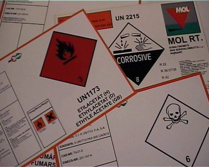 Etikete proizvoda U vidu natpisa sadržavaju: listicu opasnosti UN broj pravilni naziv za pevoz podatke o opasnim materijama u drumskom, železnièkom, morskom i vazdušnom prevozu R i S brojeve i