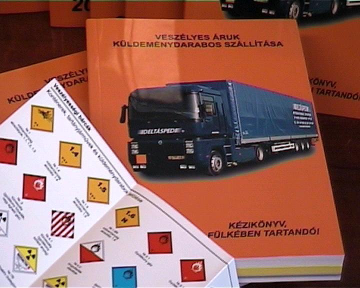 Paket proizvoda Sa 5 % popusta ADR komplet u koferu [sa polumaskom] Sigurnosna ruèna lampa (Sabre 2000) Lampa za signalizaciju opasnosti (HELLA) ADR tablica (sa brojevima) ADR tablica (12x30 cm)