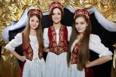 Opening dance The Palota s or Palace Dance has its origins in the 15th