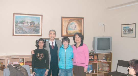 Гости из далеке Кине Мистер Рем и његова супруга су из једне далеке земље, Кине. Он ради у кинеској амбасади у Београду.