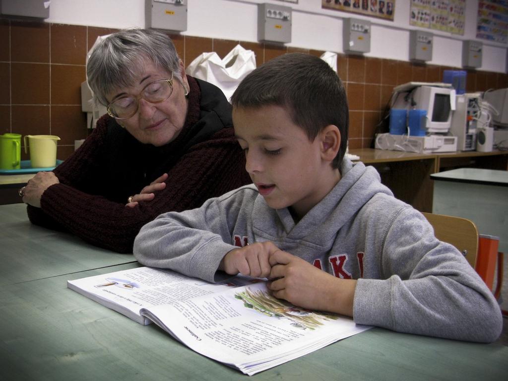 SENIOR MENTOR PROGRAM 5 AZ ÖNKÉNTES SZOLGÁLAT POZITÍV KÖZÖSSÉGI HATÁSAI A Senior Mentor Program egy társadalmi mozgalom, amely idősebb felnőtteket visz a köziskolákba a gyermekek tanulmányi