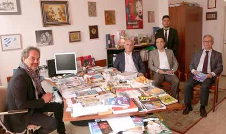 12 Köprü-Híd KRAL ZSİGMOND ÜNİVERSİTESİ REKTÖRÜNE ZİYARET Türk heyeti, Macaristan da 2000 yılından bu yana özel yüksekokul olarak hizmete başlayan Budapeşte deki Kral Zsigmond Üniversitesi Rektörü Dr.