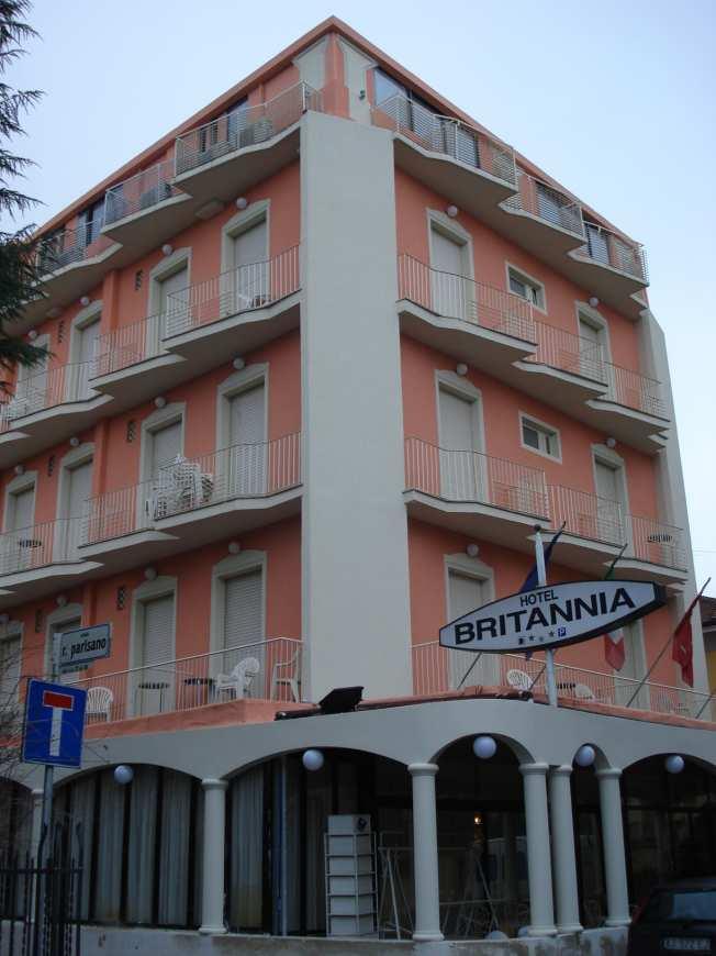 HOTEL BRITANNIA 3*** Rimini A modern és elegáns szálloda Rimini modern központjában 250 mre a tengertől található. A zuhanyzós szobák TV vel, telefonnal, hajszárítóval felszereltek.