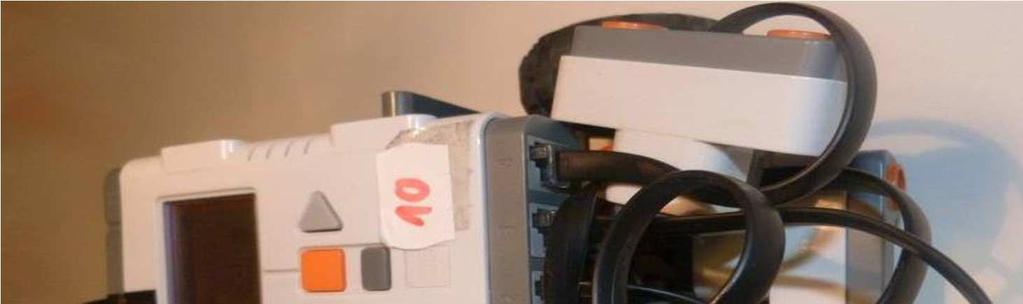 A szimulációban résztvevő NXT robotok tulajdonságai Munkánkban mi valós NXT robotokat használtunk. Jelöljük a robotokat a későbbiekben R 1...R i... R N -nel.