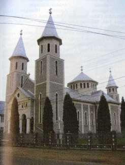 140 Dicţionarul localităţilor Biserica nouă (1981) Biserica de zid Sfinţii Arhangheli Mihail şi Gavril datează din anul 1981.