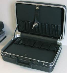 Szerszámkoffer OmegaMax Trolley Műanyag koffer, fekete, 28 fészekkel, körkörös ütésvédő léccel, beépített görgőkkel és kihúzható fogantyúval