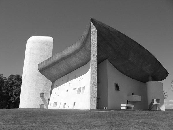 b) Tre architetti hanno avuto un influenza decisiva sull architettura del XX secolo: F.L.Wright, W.Gropius e Le Corbusier.