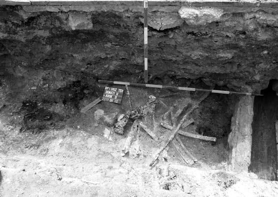 A Hunyadi János úton a járda alatt húzódó szakasz teljes hosszában és mélységében közművekkel bolygatott volt, így a Szent János kapu ide lokalizálható falait nem sikerült biztosan azonosítani (VÉGH