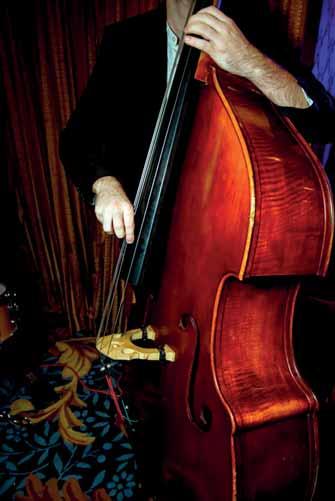 Crossover 2CELLOS Score Auf diesem Album sind einige unserer absoluten Lieblingsstücke zu hören, sagt Stjepan Hauser von 2CELLOS und gesteht,,dass wir sie in Zusammenarbeit mit einem