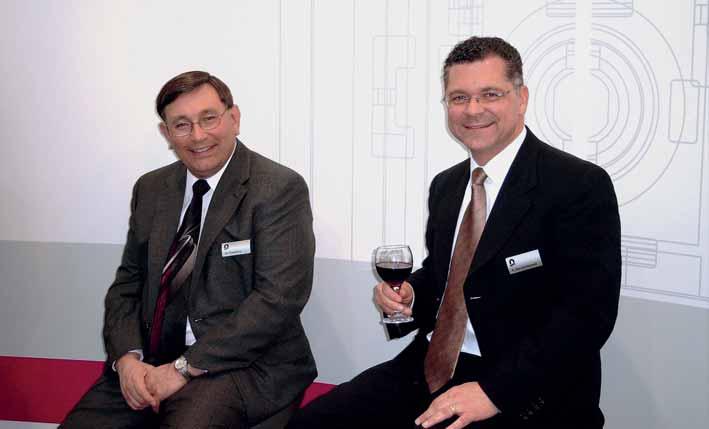Jim Rosenbury (links), Vertrieb und Marketing, und Randy Bennett, damals Vize-Präsident bei nass controls, am Stand der Unternehmensgruppe im Rahmen der Hannover Messe am 10.