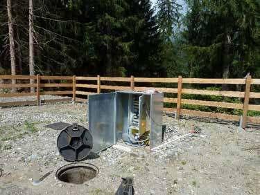 Dadurch wird der nachgeschaltene SBR-Reaktor von hydraulischen Abwasserstößen geschützt. Gesteuert wird die Kläranlage mittels einer Industrie-SPS-Steuerung mit einem großen Display.