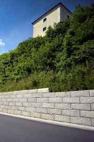 Die alte Stützmauer aus Ortbeton wurde brüchig und hielt den Hangdruck auf Dauer nicht mehr Stand und musste