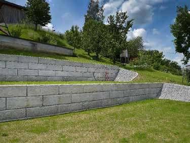 Zudem wurden von der Terrasse aus Stiegen in die Stützwand integriert.