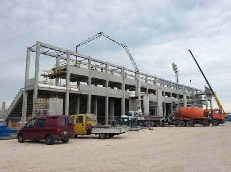 SW Sikerprojekt SZERKEZETÉPPTÉS Stadion, Gyirmót A beruházás során, a futballpálya hosszoldalain egymással szemben,