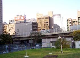 DEFINITION: Highly irregular, compact skyline of mid- and high-rise buildings many 10s of stories tall.