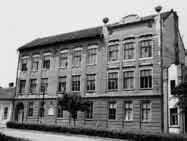 godine uradio projekat za ovaj objekat, a Titus Mačković ga je prilagodio za potrebe Učiteljske škole koja je završena 1898.godine. Između dva svetska rata ovde je bio smešten Pravni fakultet, a od 1945.