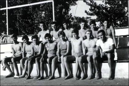 Randul de jos, dreapta, Peter Lovas, antrenor, cu echipa de inotatori ILSA; randul de sus, primul din dreapta, Gheorghe Kun, al doilea din stanga, Gheorghe Böhm Mannheim Danny Nascut la Timisoara