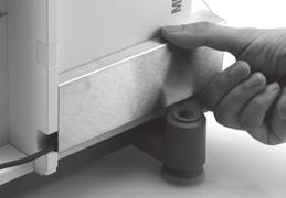 Işık bariyerini takın 1 Işık bariyeri kablosunun kapak plakasını terazinin yan tarafına doğru uzatın. 2 Öne doğru terazi muhafazasındaki boşluklara gelecek şekilde itin.