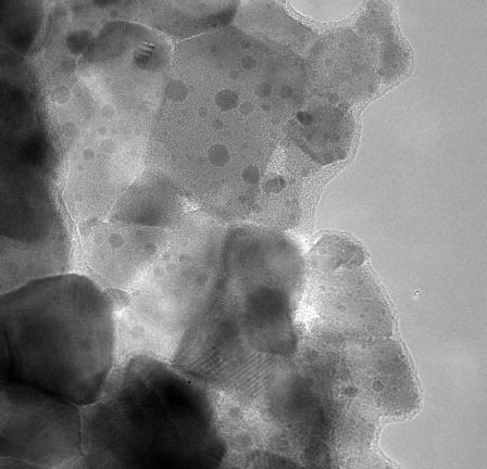 Míg az 5% Rh-ot tartalmazó mintán erősen diszpergált, nm körüli (1,3 ± 0,1 nm) átmérőjű fémrészecskéket találtunk TEM-mel, addig redukció után jelentősen megnőtt a részecskék mérete (4,7 ± 2 nm).