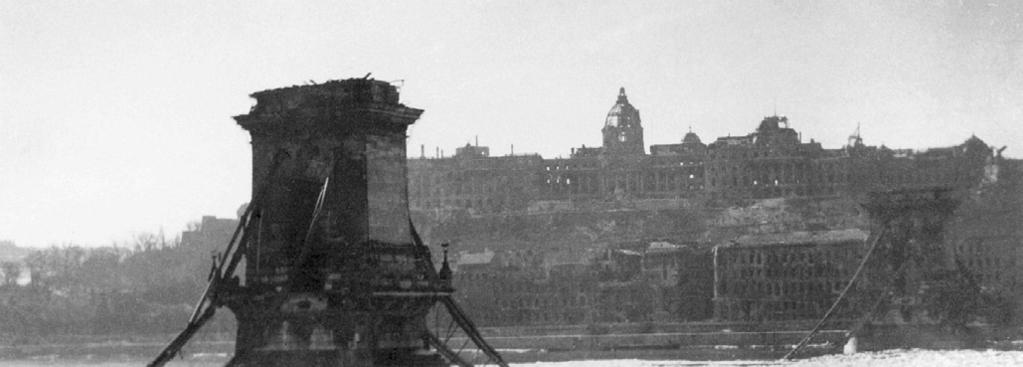 Rákóczi-szobor közti térségre, illetve a Parlament árkádjai felé irányult, és szüntelenül folyt.