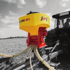 Semănători pneumatice PS 120 M1 PS 200 M1 PS 300 M1 Materialul de însămânţare ajunge în canalul de aer prin intermediul arborelui de semănare acționat electric, unde este transportat cu ajutorul