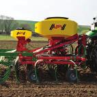 Distribuţie transversală exactă de-a lungul întregii lăţimi de lucru Deschidere mare pentru umplerea sacilor mari de tip Big Bag Capacul rezervorului reversibil Deschidere etanşată de golire