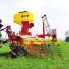 Greblă pentru pajişti Full Edition GS 300 M1 Grebla noastră pentru pajiști GS 300 M1 se poate utiliza atât individual, cât și în combinație cu un tăvălug existent, deoarece GS 300 M1 se poate utiliza