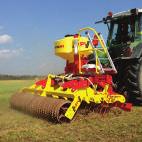 Grünlandprofi are o tablă de nivelare puternic suspendată elastic pentru a nivela muşuroaiele de cârtiţă sau alte denivelări similare.