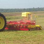 Apoi urmează două câmpuri de dinţi cu dinţi elastici rotunzi curbaţi de diferite grosimi. Această combinaţie este unică în tehnica agricolă.