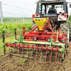 Modul de comandă calitativ superior (măsurarea şi reglarea turaţiei, control) Sistem automat de start la material de împrăştiere vibrat compact Reglarea simplă a lățimii de lucru de pe scaunul