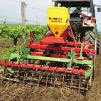 Densitatea de însămânțare poate fi adaptată rapid și simplu printr-o vană glisantă de dozare de la aparat. Lățime de lucru... 2-24 m Dimensiuni.... Î 90 cm, L 52 cm, A 60 cm Rezervor de seminţe.