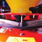 batiul de oţel pentru un transport mai simplu Modul de comandă calitativ superior (măsurarea şi reglarea turaţiei, control) Sistem automat de start la material de împrăştiere vibrat compact