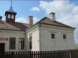 Stilul nu este specific arhitecturii populare specifice bazinului Ciucului de Jos.