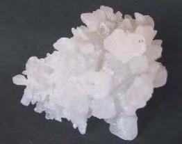 Miocen. Eºantionul are formã floralã ºi este compus din cristale de sare de culoare alb-lãptoasã. Prezintã sistem de cristalizare cubic, duritate 2, greutate specificã 2,1-2,2.