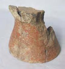 Piciorul a fost pictat la exterior cu benzi brune ºi albe. Culoarea vasului a fost parþial modificatã spre brun, ca urmare a arderii secundare.