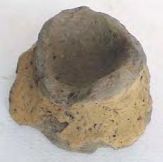 Fund de vas, modelat manual din pastã grosierã amestecatã cu pleavã de cereale ºi cioburi pisate folosite ca degresant, ardere oxidantã, culoare cãrãmizie.
