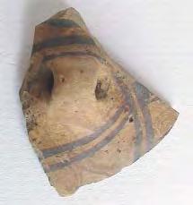 Fragment de vas, modelat manual din pastã amestecatã cu scoicã pisatã/calcar, ardere oxidantã, culoare cãrãmiziu - gãlbuie.