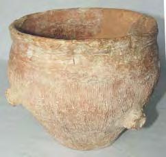 39. Vas tronconic. Poduri-Dealul Ghindaru, jud. Bacãu. Lut ars. H: 160 mm; DM: 185 mm. Eneolitic, Cucuteni A. Piesa are buza evazatã, corpul tronconic, cu pereþii uºor rotunjiþi ºi fundul drept.
