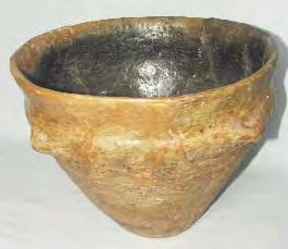 Castron. Poduri-Dealul Ghindaru, jud. Bacãu. Lut ars. H: 140 mm; DG: 360 mm; DB: 120 mm. Eneolitic, Cucuteni B1. Vas de formã tronconicã, cu pereþii drepþi ºi fundul îngust, plat.