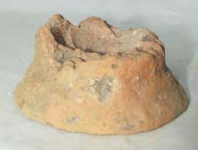 43. Fragment de vas. Lunca-Poiana Slatinei, com. Vânãtori- Neamþ, jud. Neamþ. Lut ars. H: 40 mm; DB: 85 mm. Eneolitic, Cucuteni A.