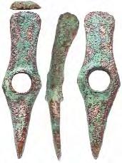 55. Topor. Biborþeni, comuna Biborþeni, jud. Covasna, Dealul cu cioturi. Cupru. L: 19,9 cm; LA: 5,4 cm; D perf: 2,8 cm. Eneolitic; Cultura Bodrogkeresztúr. Topor cu braþele în cruce de tip Jászladány.