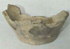 64. Fragment de vas. Lunca-Poiana Slatinei, com. Vânãtori- Neamþ, jud. Neamþ. Lut ars. H: 64 mm; DB: 92 mm. Epoca bronzului, Costiºa.