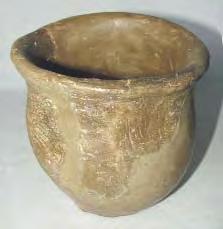 Bacãu. Lut ars. H: 285 mm; DM: 330 mm. Epoca bronzului, Costiºa. Vas modelat din pastã grosierã, arsã uniform, de culoare brunã.