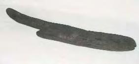 L: 31 cm; LA: 6/7/4 cm. Perioada preistoricã (epoca bronzului?). Piesa aparþine lopeþilor de tip "vâslã", mânerul scurt fiind rupt.