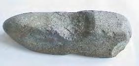Castron cu deschidere foarte largã, cu buza dreaptã ºi pereþii puternic înclinaþi spre exterior, modelat din pastã omogenã, de culoare cãrãmizie.