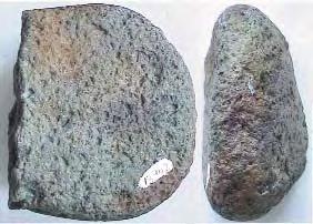 În zona centrului de greutate, pe douã dintre faþete se observã un canal transversal adânc de cca. 0,5 cm ºi lat de 2,5 cm.