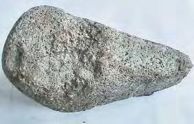 98. Ciocan de minerit. Bãile Figa, oraº Beclean, jud. Bistriþa-Nãsãud, albia Pârâului Sãrat (partea inferioarã). Piatrã de culoare cenuºiu - verzuie (greutate 2,180 kg). L: 21 cm.